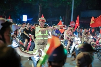越南国奥男足队杀入4强  球迷涌上街头庆祝 首都公安熬夜确保秩序安全