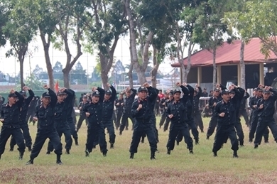 西南部地区特警团举行2019年训练出征仪式