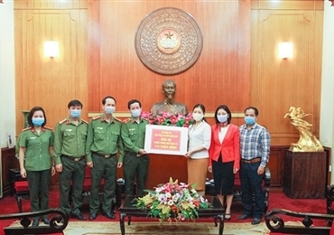 人民安全学院向防疫基金捐赠1.12亿越南盾