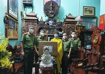北江省公安厅向当地各所宗教场所赠送四千个口罩