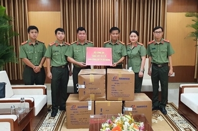公安部向岘港市公安局赠送防疫医疗物资