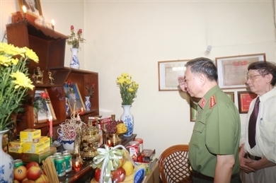 苏林部长看望慰问伤病军人和烈士家属