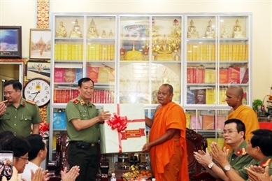 黎晋进副部长向薄辽省高棉族同胞致以传统新年祝贺